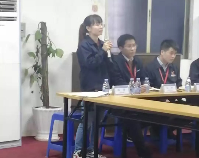 各部門負(fù)責(zé)人依次發(fā)言，介紹自己在管理中遇到的困惑，直面問(wèn)題