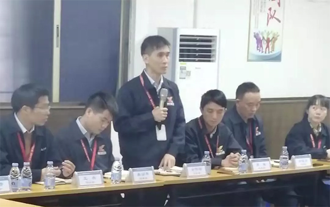 各部門負(fù)責(zé)人依次發(fā)言，介紹自己在管理中遇到的困惑，直面問(wèn)題