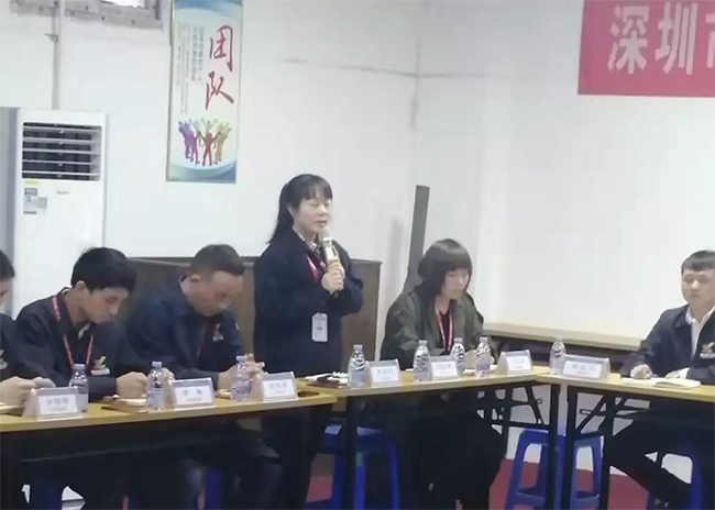 各部門負(fù)責(zé)人依次發(fā)言，介紹自己在管理中遇到的困惑，直面問(wèn)題
