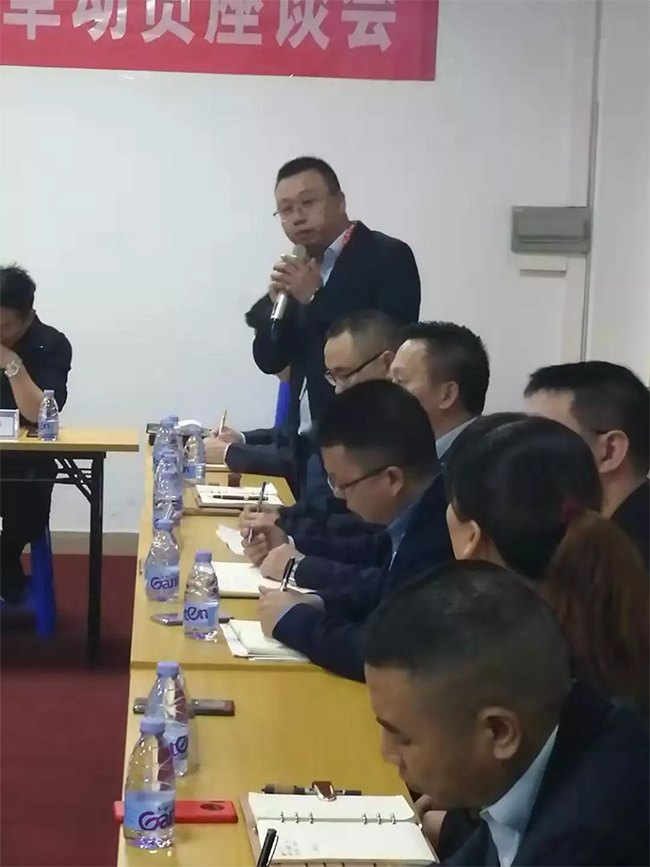 各部門負(fù)責(zé)人依次發(fā)言，介紹自己在管理中遇到的困惑，直面問(wèn)題