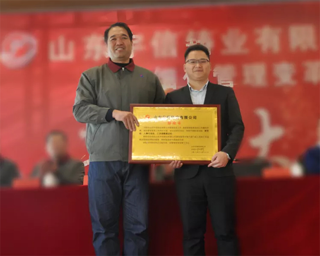 姚總為朗歐項目組黃建昌老師頒發(fā)《授權書》