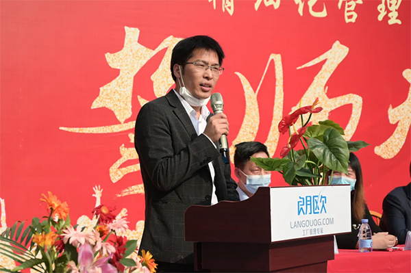 管理者代表發(fā)表講話，強(qiáng)調(diào)變革意義和決心